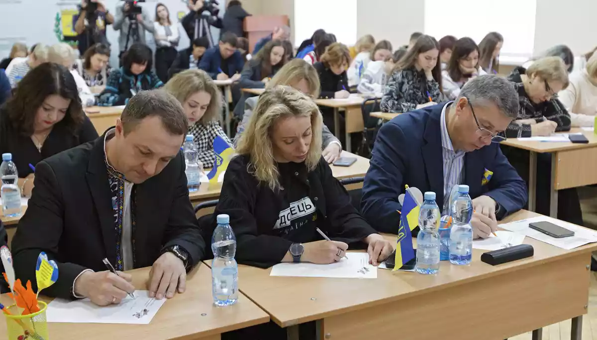 Очільник МКІП та мовний обмудсман писали диктант