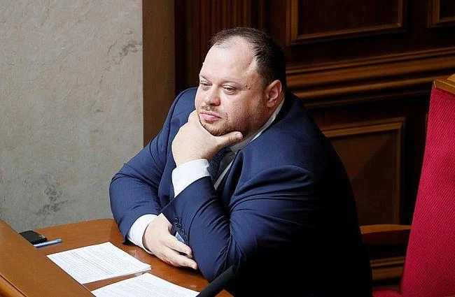 У Верховній Раді відмовилися надати інформацію про закордонні відрядження депутатів у 2023 році та не змогли показати документ, яким обмежено доступ журналістів до парламенту