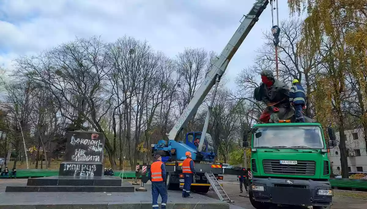 У Києві демонтували пам’ятник російському поету Олександру Пушкіну