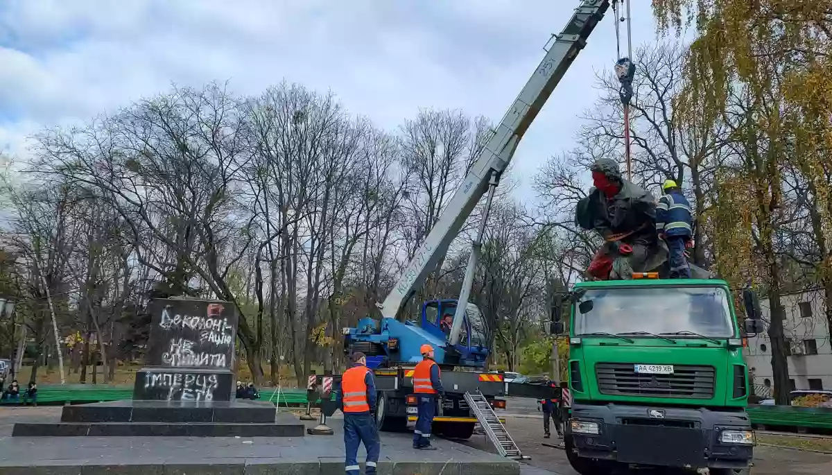У Києві демонтували пам&rsquo;ятник російському поету Олександру Пушкіну