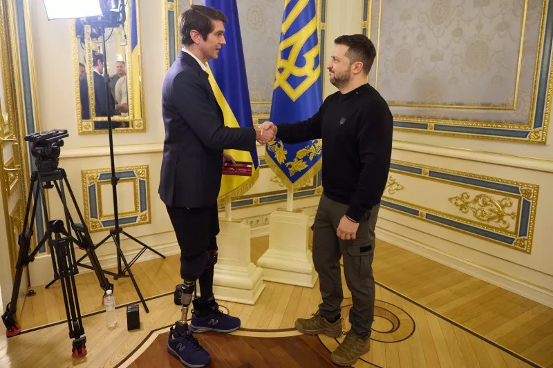 Зеленський зустрівся з іноземними журналістами, які висвітлюють боротьбу України з російською агресією