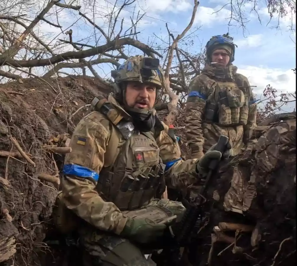Олег Сенцов показав зйомки окопного бою під Авдіївкою, під час якого отримав поранення (ВІДЕО)
