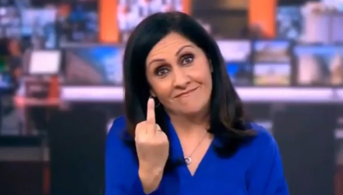 Телеведуча ВВС Маріам Моширі показала середній палець у прямому ефірі