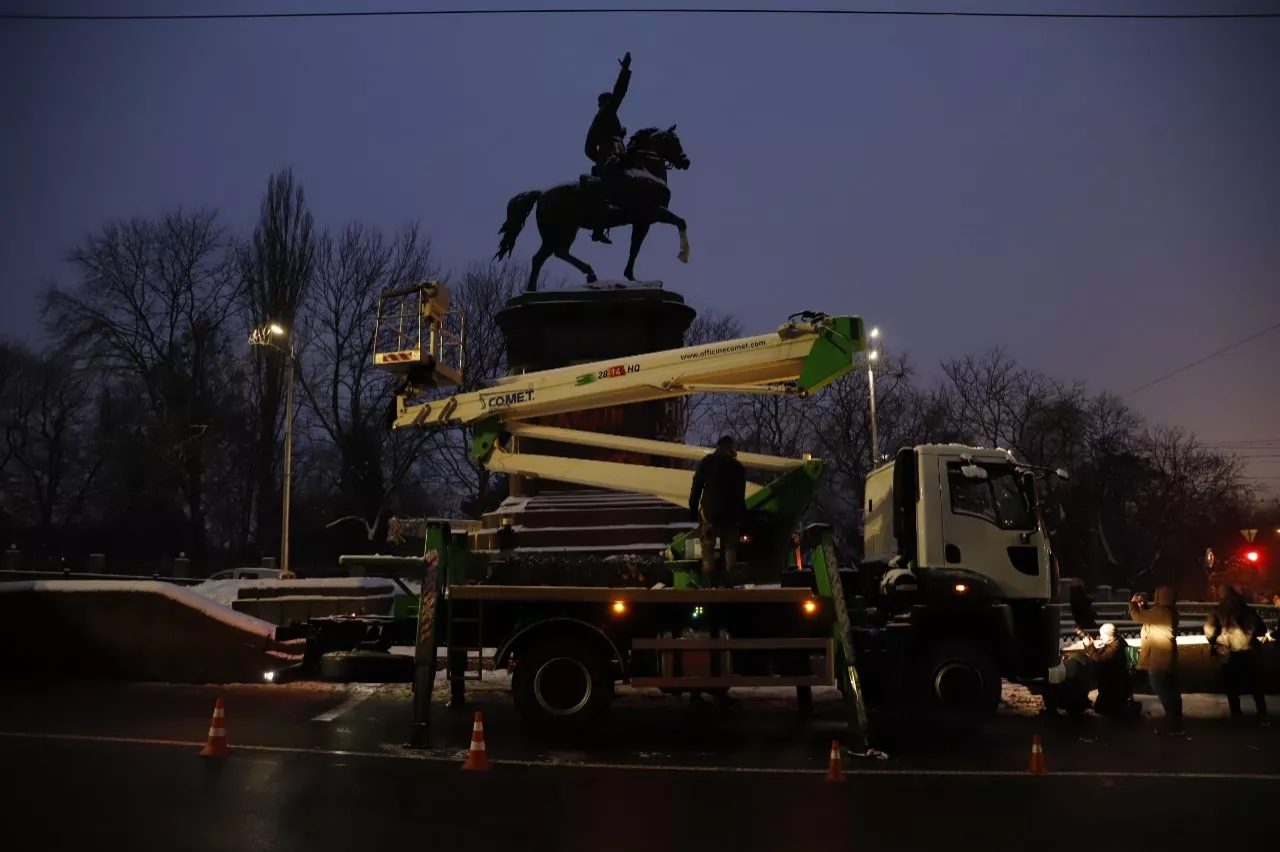 У Києві почали демонтувати пам'ятник Миколі Щорсу