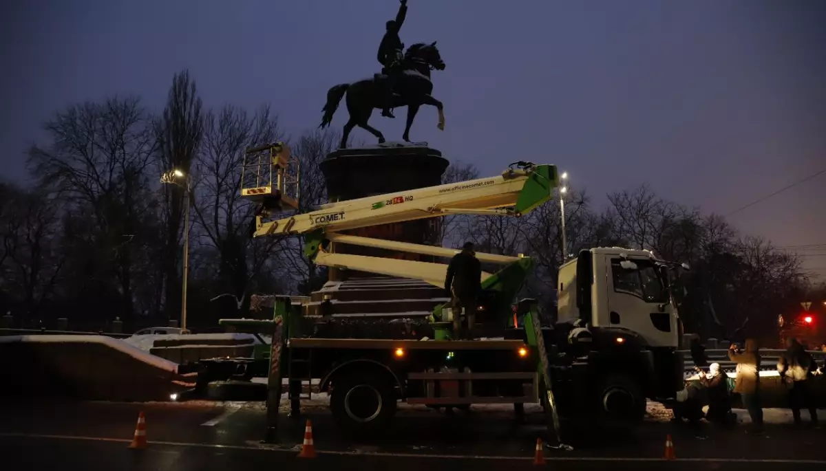 У Києві почали демонтувати пам'ятник Миколі Щорсу