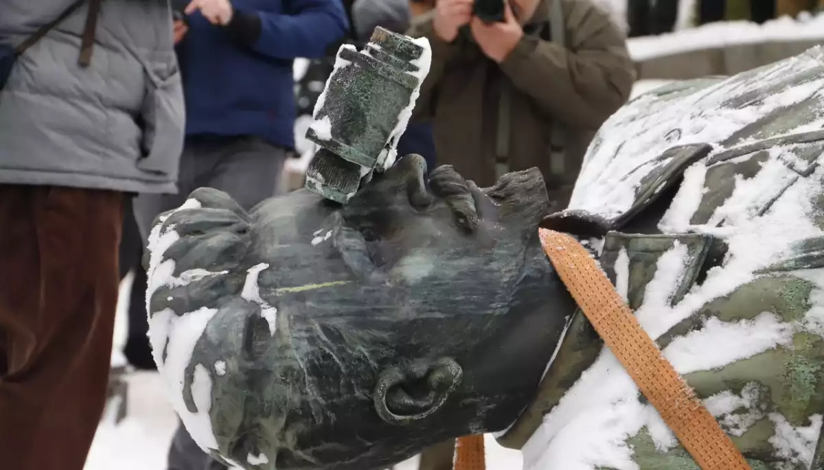 У Києві прибрали монумент більшовику Щорсу (ВІДЕО)