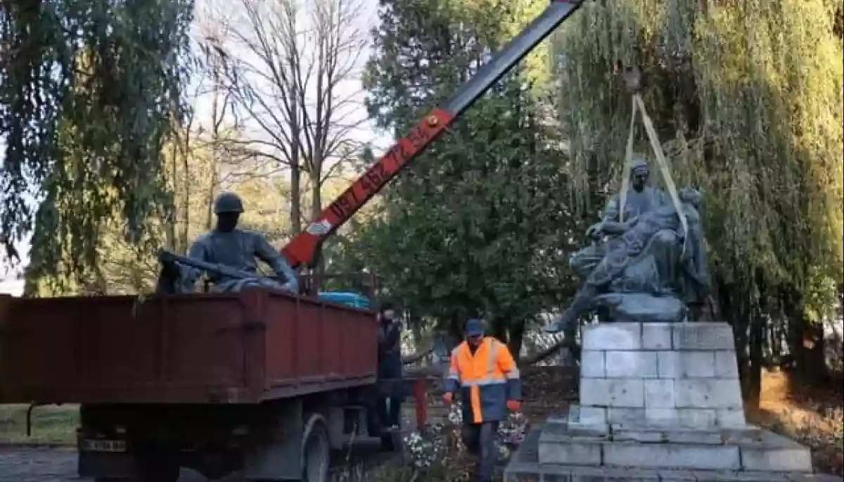 У Львівській області залишилось демонтувати 22 об'єкти комуністичної пропаганди
