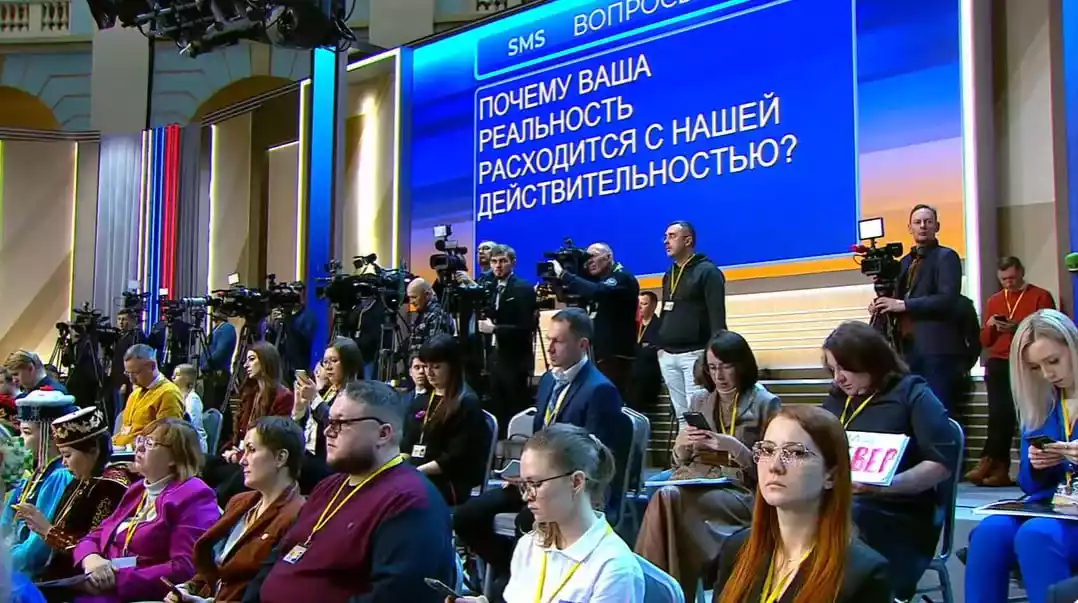 &laquo;Чемодан, вокзал, Гаага!&raquo;: Пресконференція Путіна супроводжувалась скандальними коментарями та незручними питаннями від народу