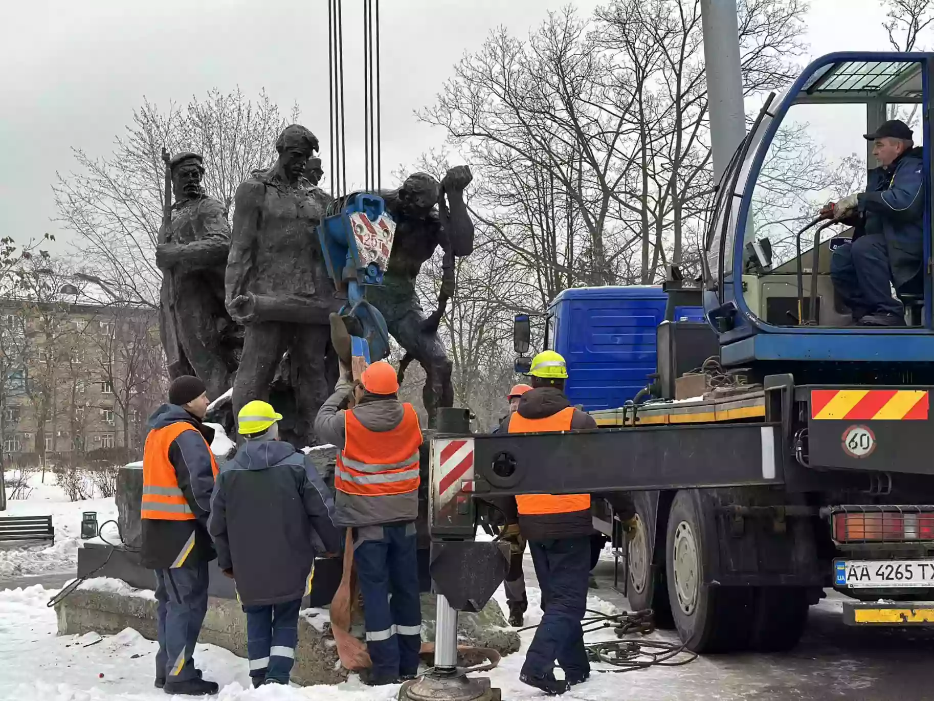 У Києві демонтували пам'ятник екіпажу радянського бронепоїзда &laquo;Таращанець&raquo;
