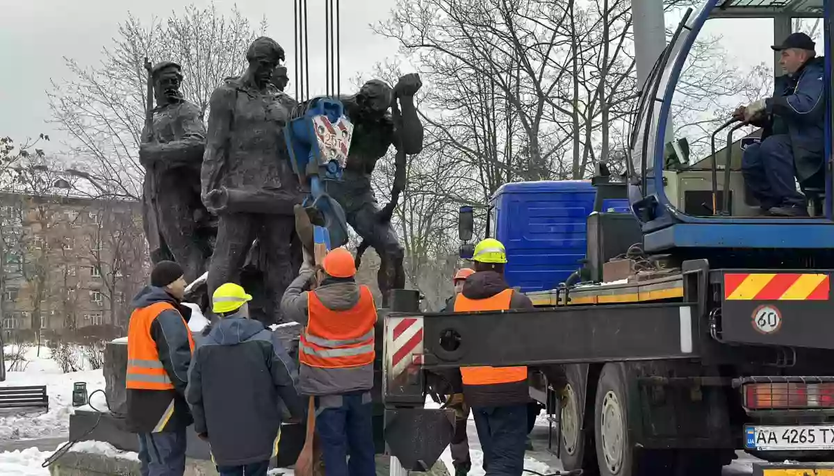 У Києві демонтували пам'ятник екіпажу радянського бронепоїзда &laquo;Таращанець&raquo;
