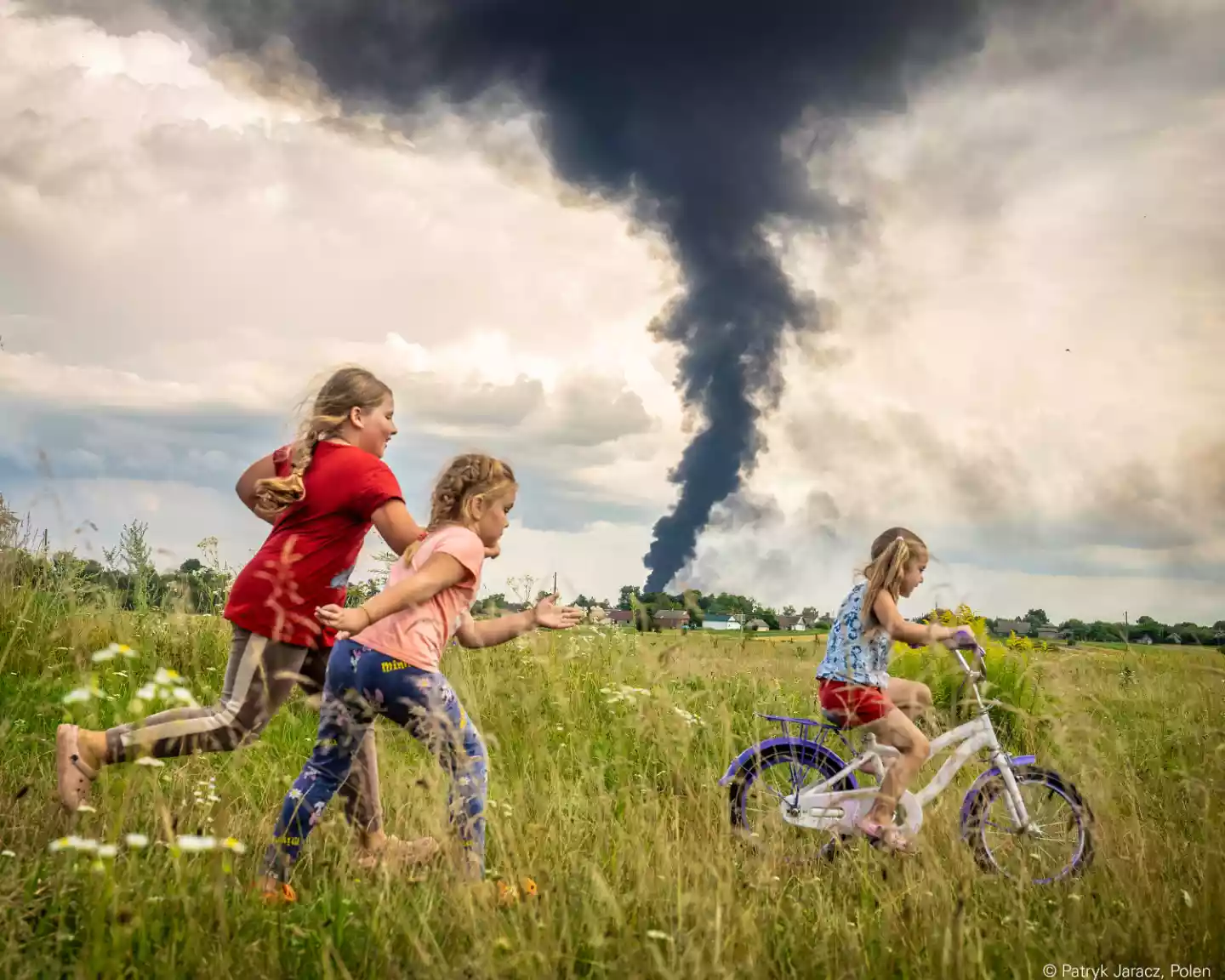 ЮНІСЕФ назвав фото «Під темними хмарами війни», зроблене на Рівненщині, світлиною 2023 року