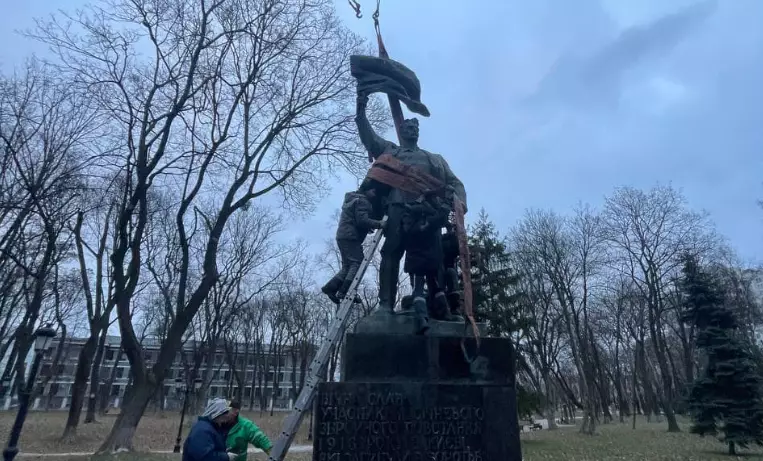 У Києві в Маріїнському парку демонтували пам’ятник учасникам антиукраїнського «січневого повстання»