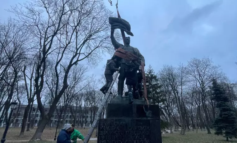 У Києві в Маріїнському парку демонтували пам&rsquo;ятник учасникам антиукраїнського &laquo;січневого повстання&raquo;