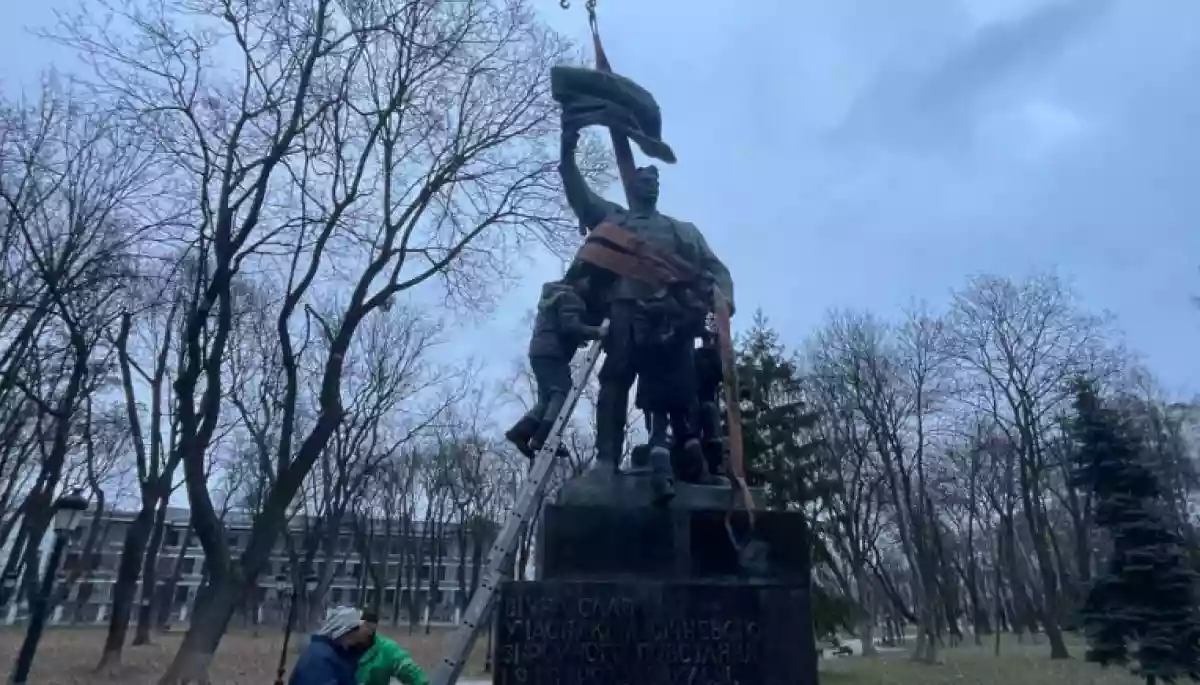 У Києві в Маріїнському парку демонтували пам’ятник учасникам антиукраїнського «січневого повстання»
