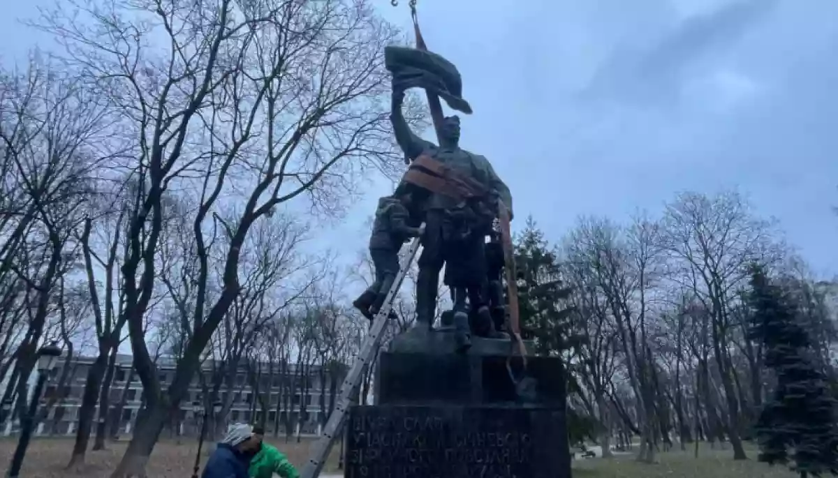 У Києві в Маріїнському парку демонтували пам&rsquo;ятник учасникам антиукраїнського &laquo;січневого повстання&raquo;