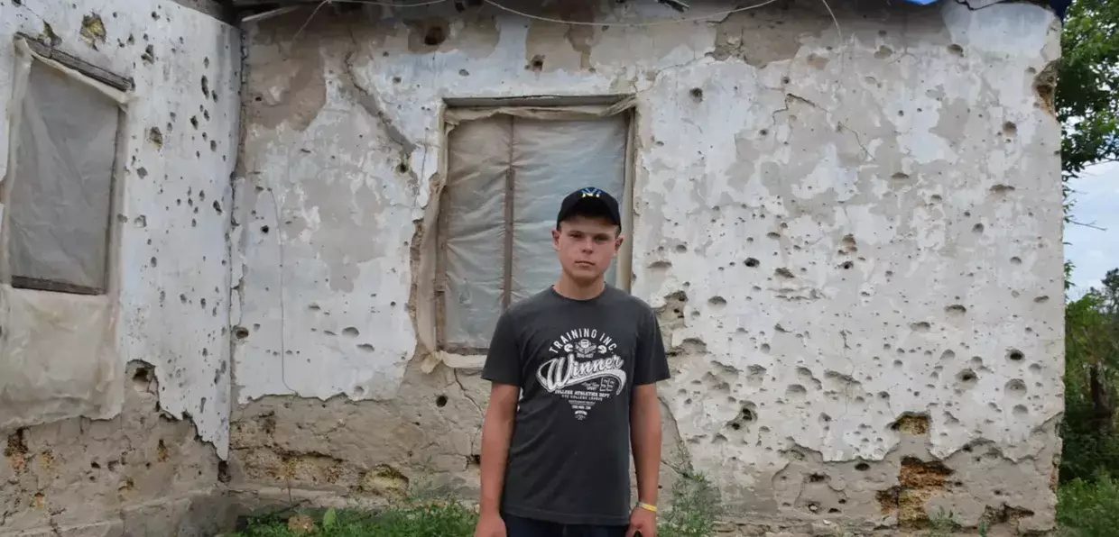 15-річному Сашкові з Миколаївщини, який знявся у кліпі Imagine Dragons, відбудували дім