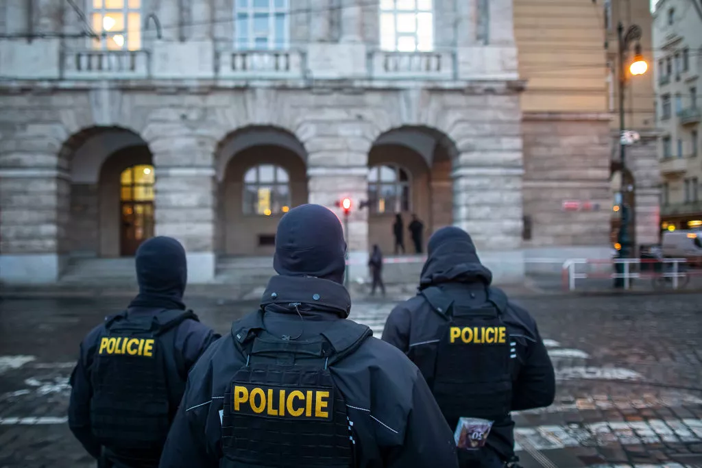 Чеська поліція відкрила 90 справ щодо схвальних коментарів онлайн після стрілянини в Карловому університеті