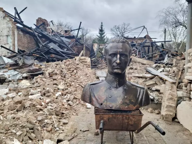 Під час розбирання завалів зруйнованого російським обстрілом Музею Романа Шухевича знайшли вціліле бронзове погруддя генерал-хорунжого УПА