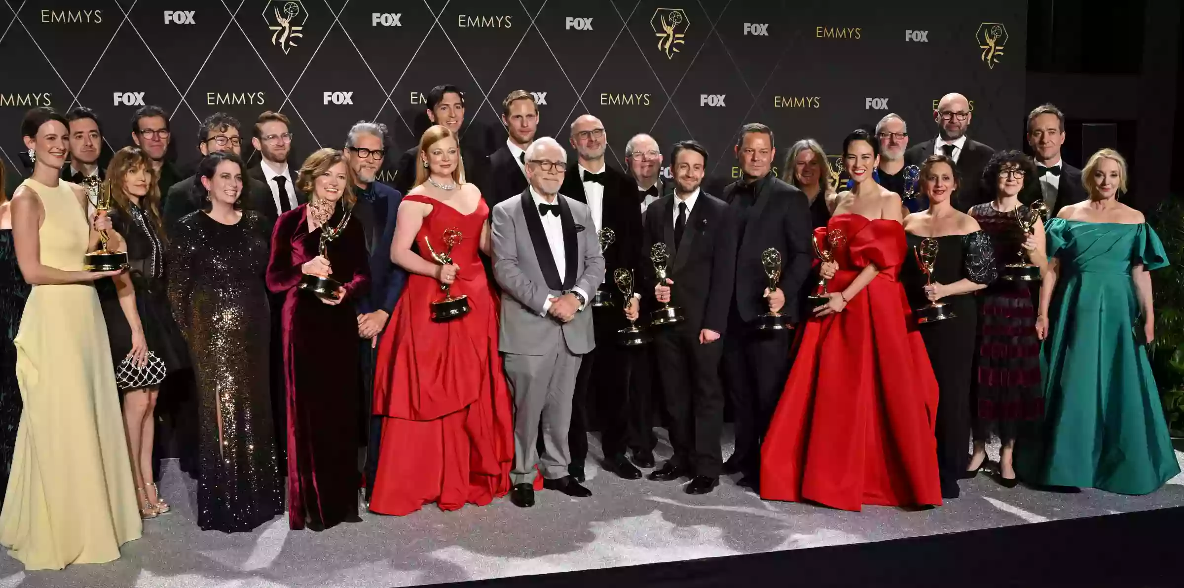 Червоні сукні та класичні костюми: зіркові образи на хіднику премії «Еммі»-2023
