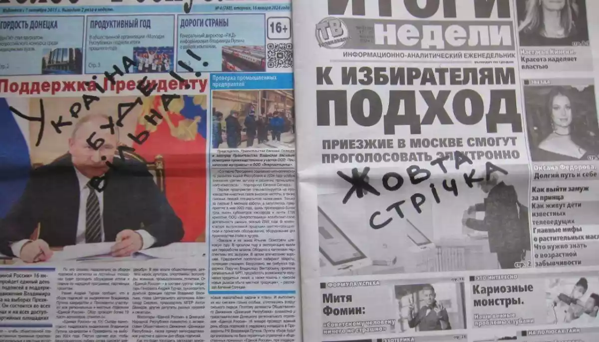 Активісти руху опору &laquo;Жовта стрічка&raquo; спалили в тимчасово окупованих Донецьку, Макіївці та Мелітополі російські газети (ФОТО)