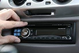 Автовиробники та політики США сперечаються щодо збереження AM-радіо для автомобілів