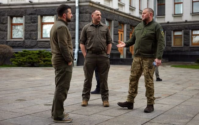 &laquo;Кейс Залужного&raquo;. Як українські медіа намагалися повідомити про (не)відставку Залужного, а влада відмовилася її коментувати