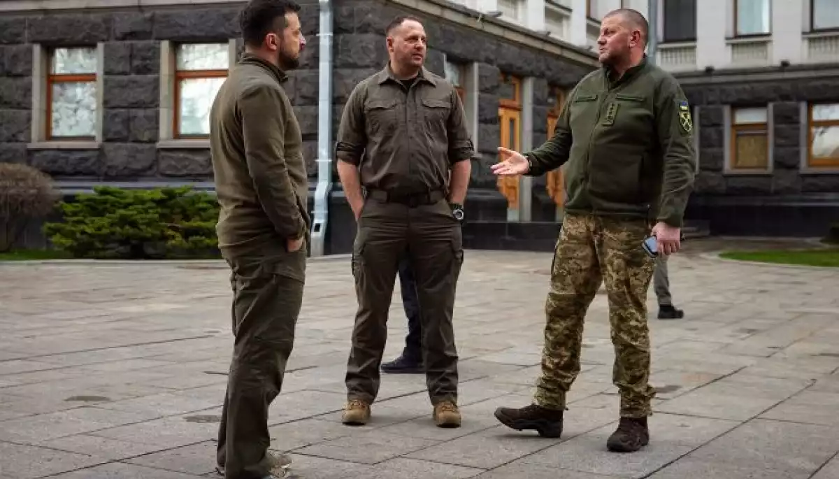 &laquo;Кейс Залужного&raquo;. Як українські медіа намагалися повідомити про (не)відставку Залужного, а влада відмовилася її коментувати