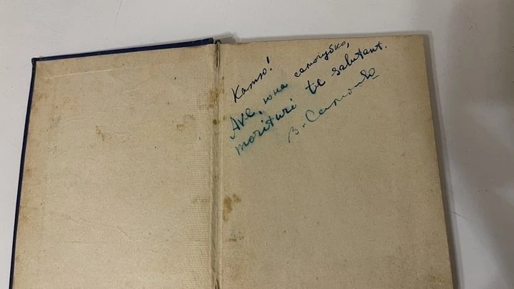 На аукціоні продали єдину прижиттєву збірку  Василя Симоненка з його автографом (ФОТО)