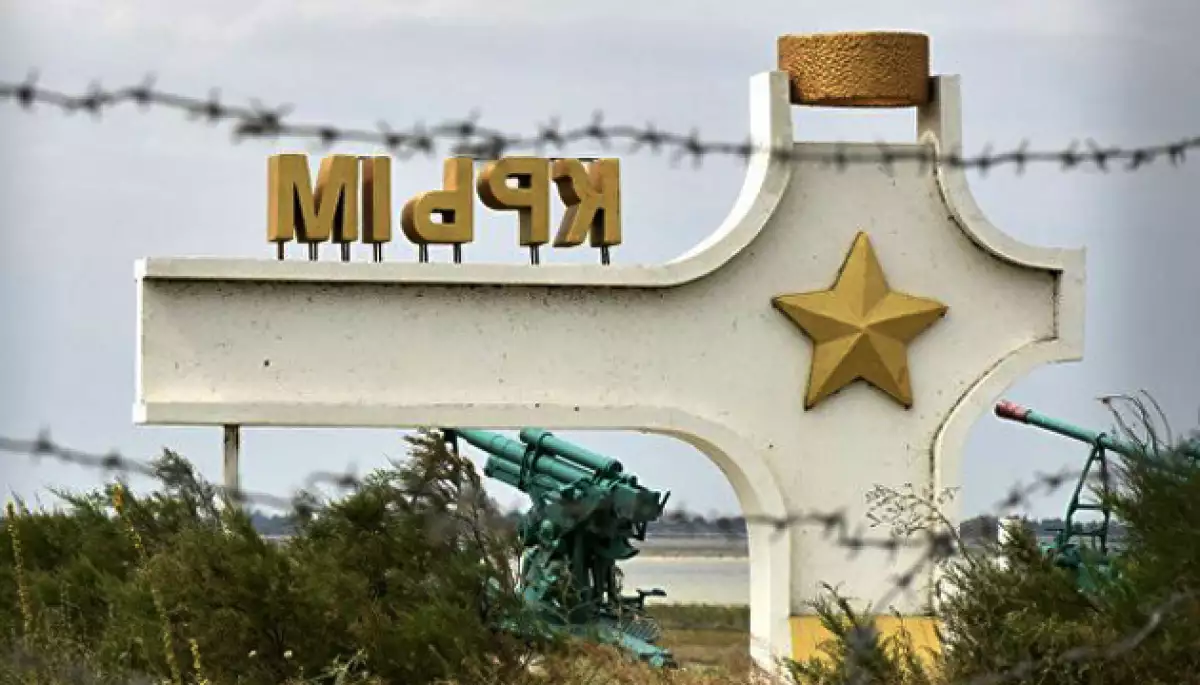 В Криму звільнили шкільну вчительку за український прапор у соцмережах