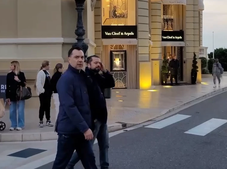 Журналісти опублікували відео з Арестовичем під час прогулянки на Лазуровому узбережжі