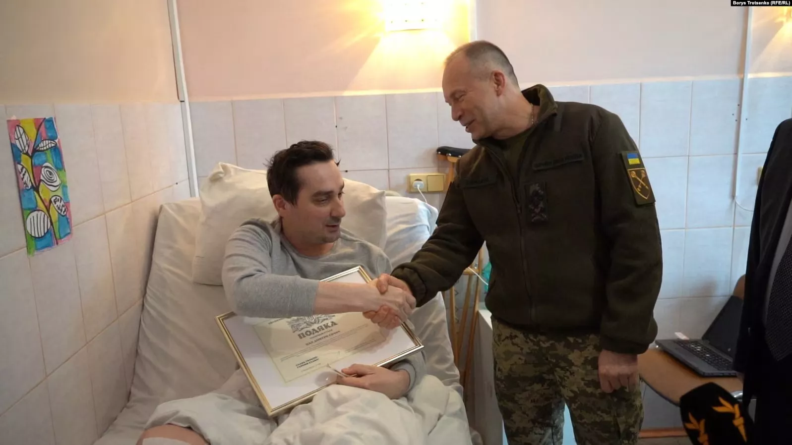 Головнокомандувач Сирський провідав у лікарні пораненого кореспондента &laquo;Радіо Свобода&raquo; Дмитра Євчина