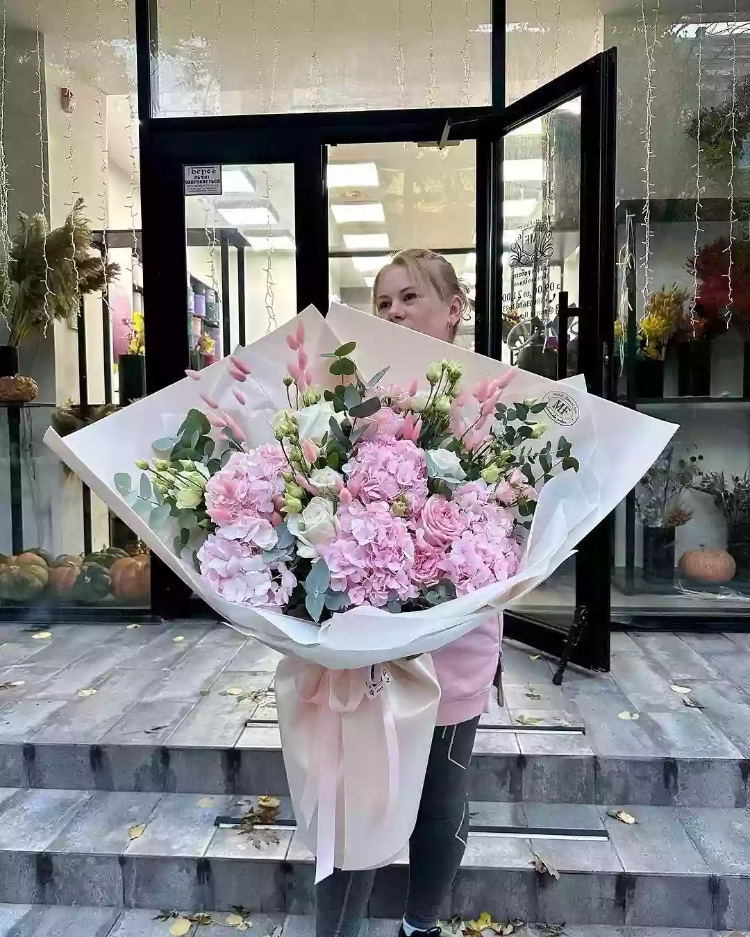 Квіти в коробці з доставкою в Києві: популярні варіанти композицій