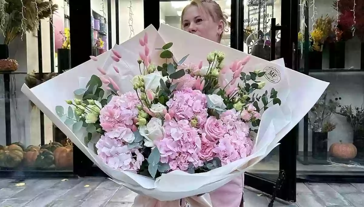 Квіти в коробці з доставкою в Києві: популярні варіанти композицій