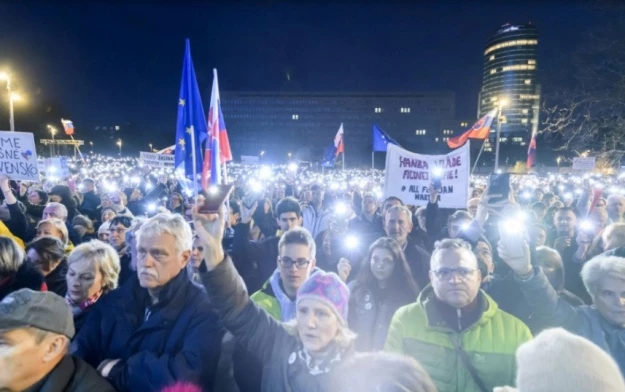 Тисячі людей у Словаччині вшанували річницю вбивства журналіста Яна Куцяка