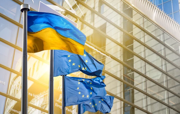 У Єврокомісії визнали право речника виступати на  брифінгах у &laquo;проукраїнській&raquo; футболці
