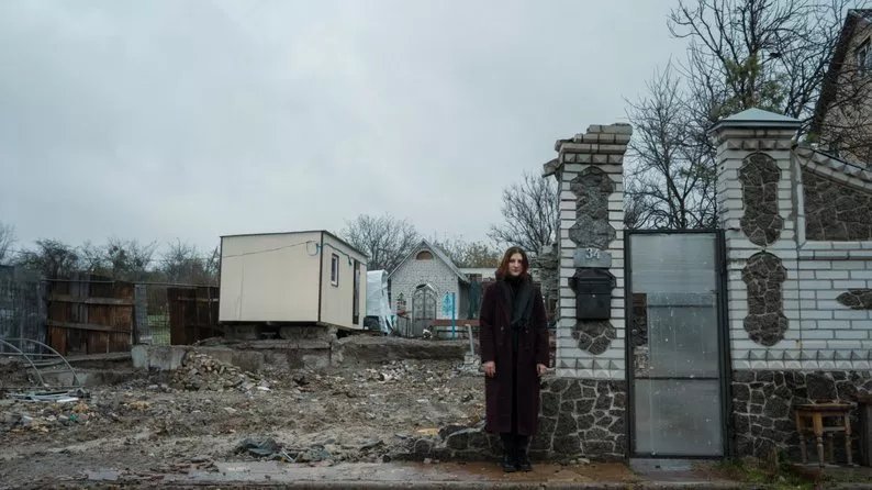 Фото зруйнованої домівки під Києвом представлене на Паризькому тижні моди