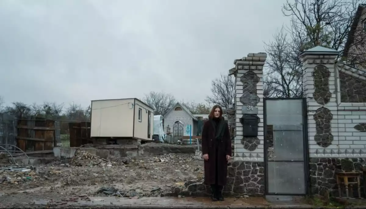 Фото зруйнованої домівки під Києвом представлене на Паризькому тижні моди