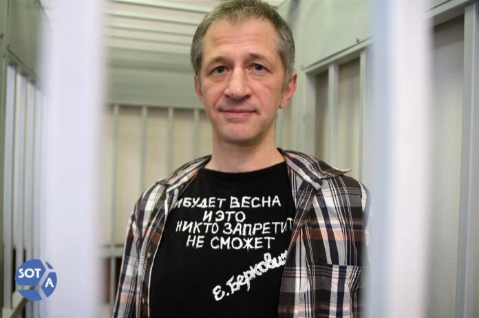 Російський журналіст у суді навколішки попросив вибачення в українців. Його засудили до семи років