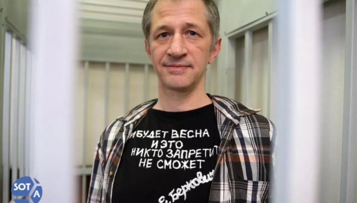 Російський журналіст у суді навколішки попросив вибачення в українців. Його засудили до семи років