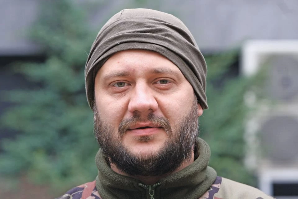 Журналіст і військовий Дмитро Крапивенко працює над книгою «Усе на три літери» про війну та армію