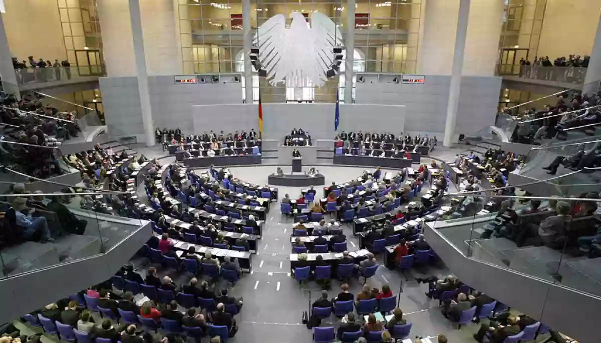 Німецький Бундестаг забезпечить переклад жестовою мовою на засіданнях для першої депутатки з порушеннями слуху