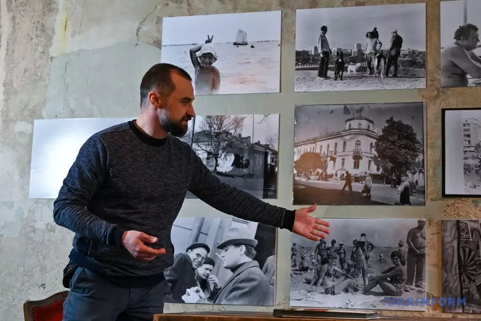 Фотограф з Маріуполя представив у Львові проєкт про сімейні альбоми своїх земляків