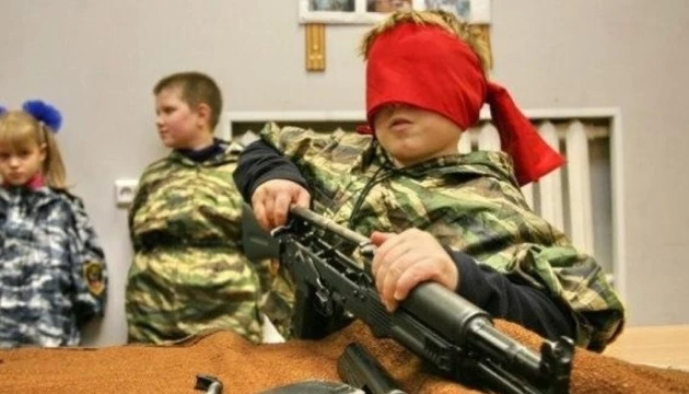 Школярів на ТОТ з першого класу готують воювати проти України. Понад 100 тисяч українських дітей залучено до російських «молодіжних рухів»