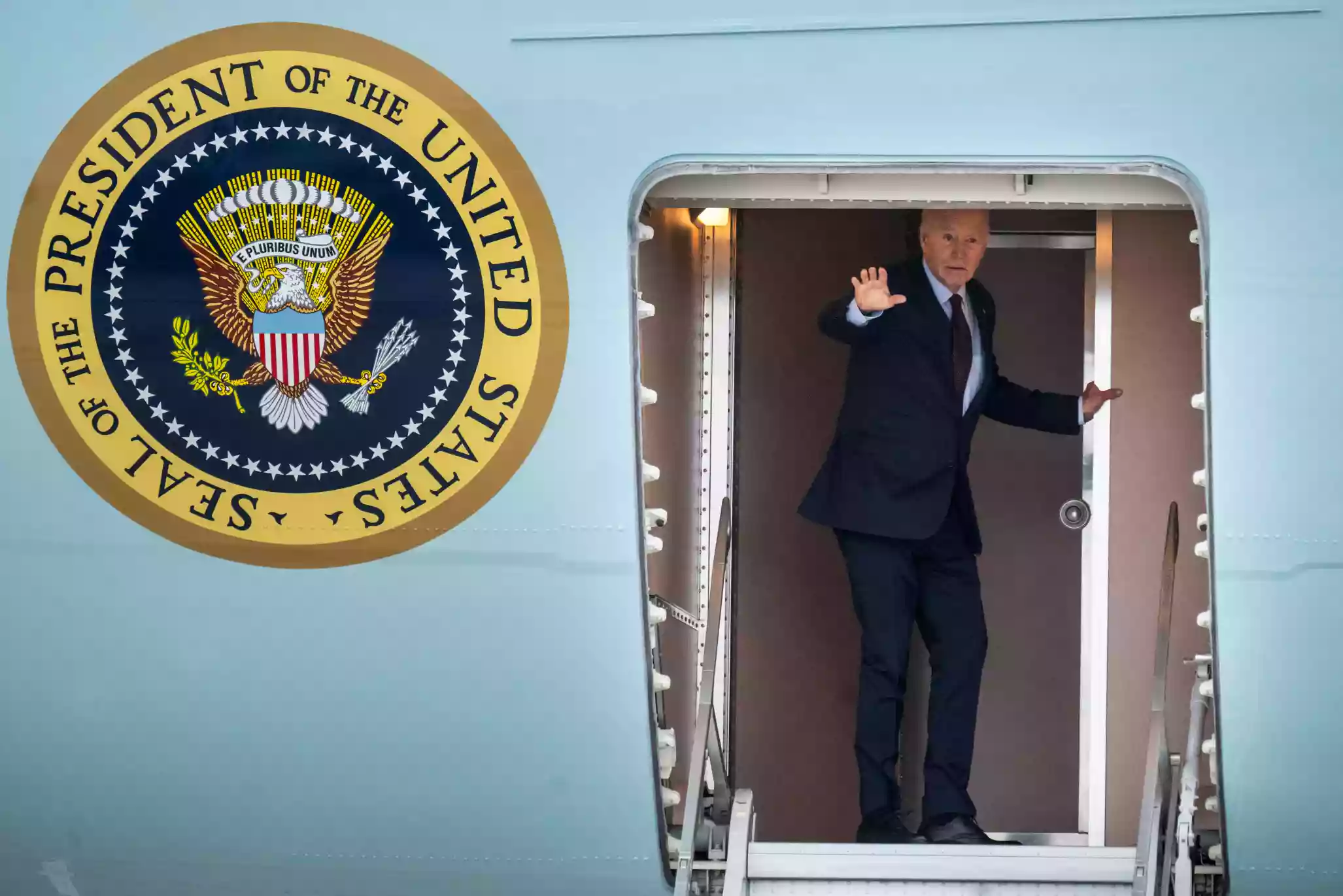 Журналістів попросили не розбирати на сувеніри речі з літака президента США