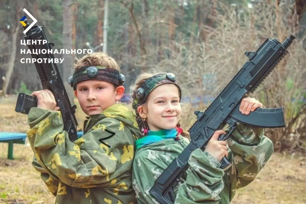 Окупанти в Маріуполі провели мілітаристський форум для підлітків