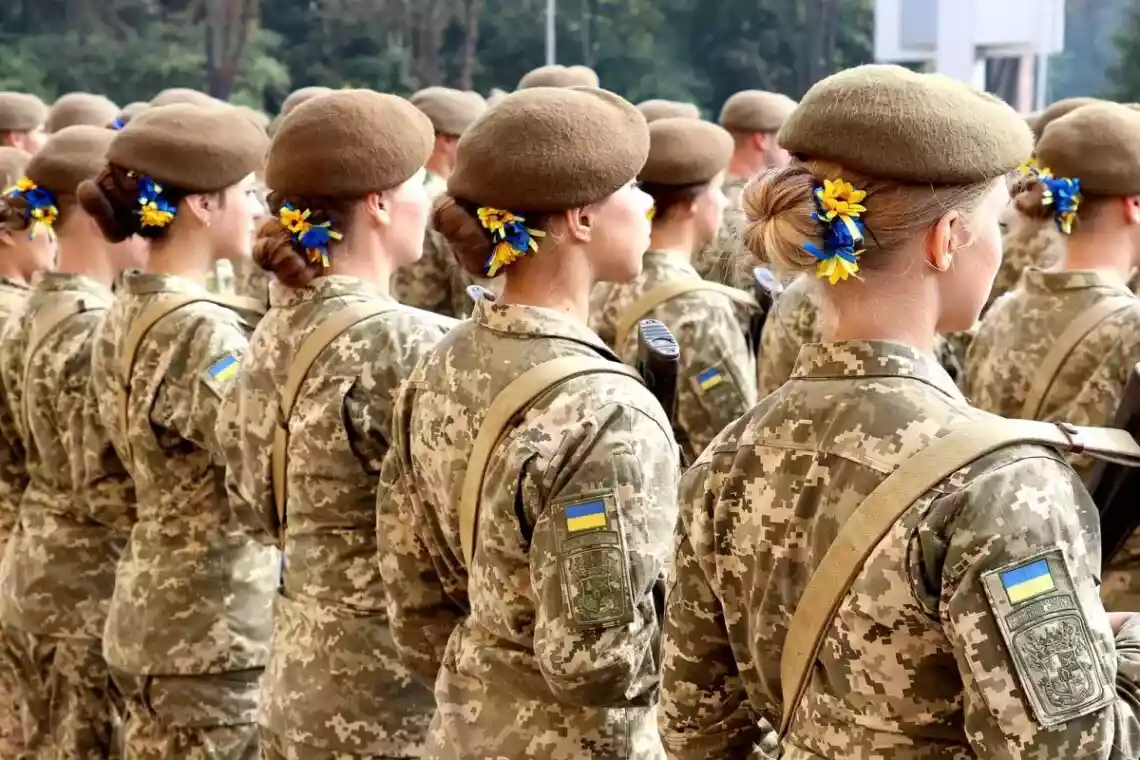 Жінки готові йти до війська. Принаймні у фейсбуці