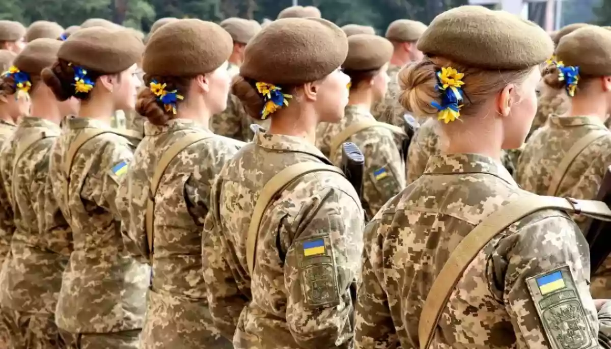 Жінки готові йти до війська. Принаймні у фейсбуці