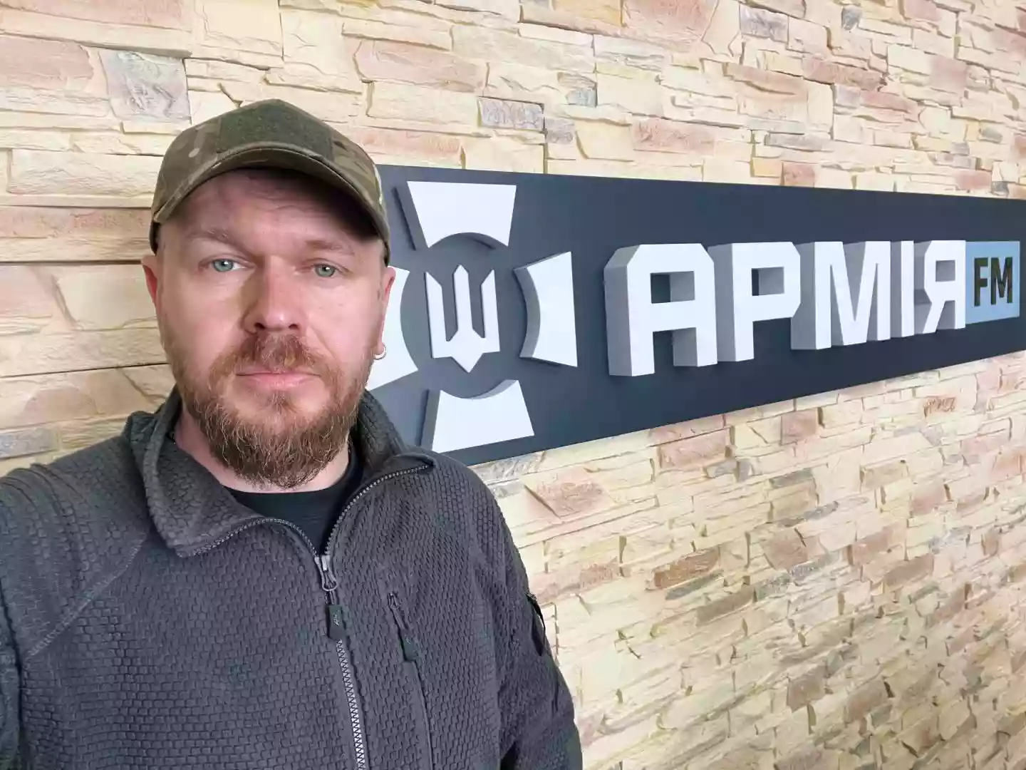 Програма Олександра Положинського «Вечірній По» стартувала в ефірі радіо «Армія FM»