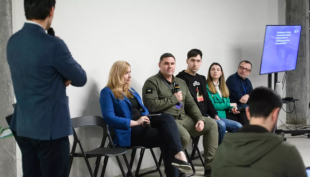 Дезінформація в інтернеті: як Україні працювати з платформами-гігантами