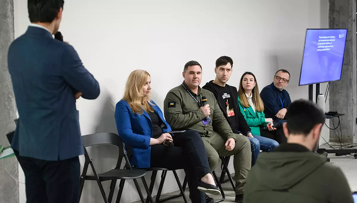Дезінформація в інтернеті: як Україні працювати з платформами-гігантами